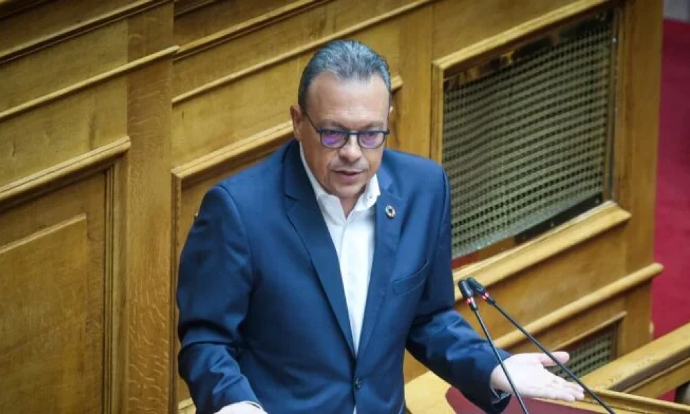 Φάμελλος: "Είναι δυνατόν Υπουργός της Κυβέρνησης να μην ψηφίσει το ν/σ για τα ομόφυλα;"